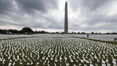 Instalação 'In America: Remeber', em Washington: Tapete com mais de 660 mil bandeiras brancas assinala as vidas perdidas para a covid-19 nos Estados Unidos da América