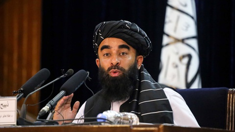 Zabihullah Mujahid é o porta-voz dos talibans, aqui em conferência de imprensa.&nbsp; Foto&nbsp;EPA/STRINGER