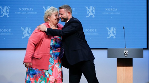 A primeira-ministra Erna Solberg e o ministro da Saúde Bent Hoie, num conferência de imprensa em Setembro, quando a situação na Noruega parecia sob controle.&nbsp; Foto Javad Parsa/NTB/AFP/Norway OUT