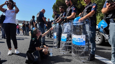 Trabalhadores da Alitalia têm realizado várias acções de protesto pela situação na empresa. A solução chegou hoje.&nbsp; &nbsp;Foto&nbsp;Tiziana FABI/AFP