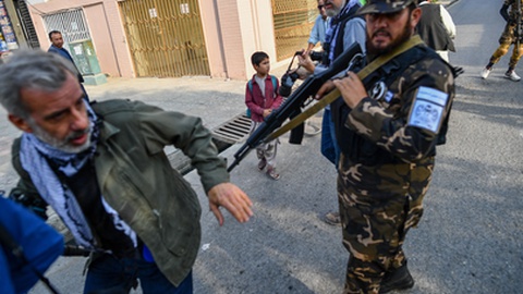 Não é a primeira vez que os talibãs tentam impedir a informação livre. Aqui noutra manifestação em finais de Setembro. Foto BULENT KILIC/AFP