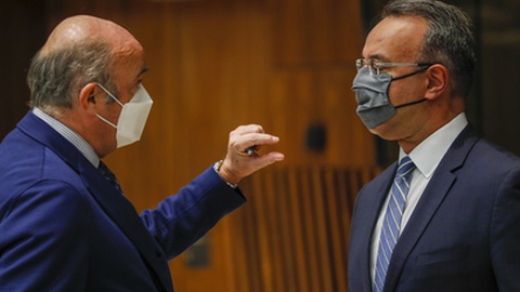 O Vice-presidente do BCE, Luis de Guindos (à esquerda), com o ministro das Finanças&nbsp; grego, Christos Staikouras (à direita). Foto EPA/JULIEN WARNAND