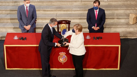 Merkel recebeu o Prémio Carlos V numa cerimónia em Espanha