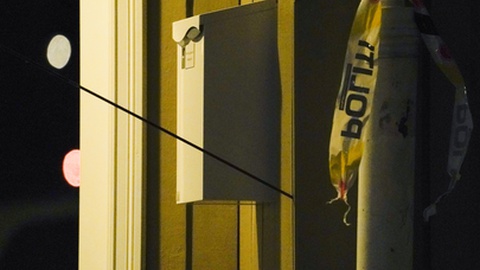 Uma das setas usadas no ataque ainda enfiada na parede.&nbsp; &nbsp;Foto&nbsp;EPA/TERJE BENDIKSBY