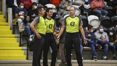 Paulo Marques (o primeiro da direita) é o árbitro contestado pela equipa nortenha. Foto Tony Dias/Global Imagens