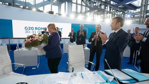 Macron, em primeiro plano, na homenagem que os líderes do G20 fizeram a Merkel na última cimeira sobre as alterações climáticas. Foto EPA/FILIPPO ATTILI/CHIGI PALACE PRESS OFFICE