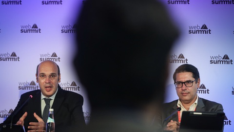 Mourinho Félix (à direita na foto) ao lado do ministro da Economia na Web Summit.&nbsp; Foto&nbsp;MÁRIO CRUZ/LUSA
