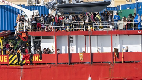 Há dois dias mais de 800 migrantes tinham sido resgatados do mar na mesma zona. Foto EPA/CARMELO IMBESI