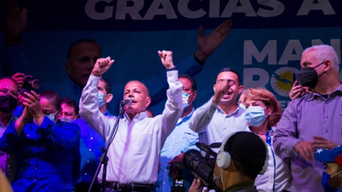 Manuel Rosales, um dos vencedores da noite eleitoral, eleito governador do Estado de Maracaibo. Foto EPA/HENRY CHIRINOS
