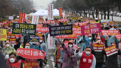 Trabalhadores por conta própria protestam contra as restrições e pedem compensações ao governo coreano por causa das perdas durante as restrições. Foto EPA/YONHAP
