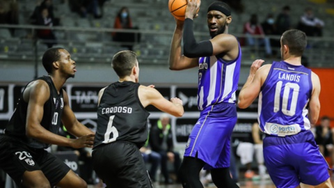 Sporting vence Benfica na Luz e reforça liderança do campeonato de  basquetebol - Basquetebol - Jornal Record