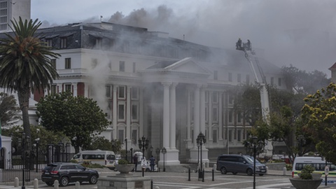 O edifício na manhã de ontem, ainda no início do incêndio. O prédio terá sido reduzido a escombros.&nbsp; Foto&nbsp;EPA/STRINGER