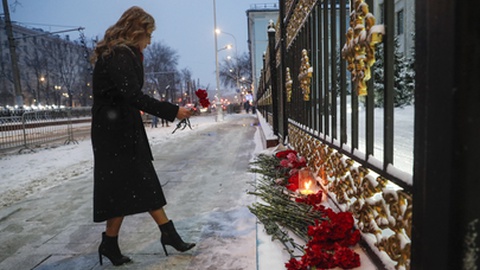 Em Moscovo, junto à embaixada do Cazaquistão, homenageiam-se as vítimas. Foto&nbsp;EPA/MAXIM SHIPENKOV