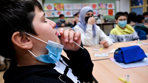 Nesta escola na Alemanha, as crianças é que fazem o seu teste de antigénio.&nbsp; &nbsp;Foto&nbsp;EPA/SASCHA STEINBACH