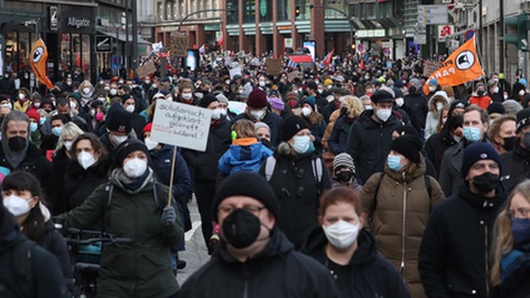 As manifestações anti-medidas restritivas continuam na Alemanha.&nbsp; &nbsp;Foto&nbsp;EPA/FOCKE STRANGMANN