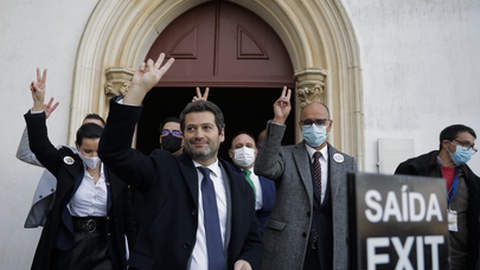 Gabriel Mithá Ribeiro à esquerda de André Ventura