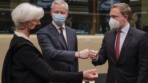 A presidente do Banco Central Europeu, Christine Lagarde, o ministro das Finanças francês, Bruno Le Maire, e o ministro das Finanças alemão, Christian Lindner.&nbsp; Foto&nbsp;EPA/OLIVIER HOSLET
