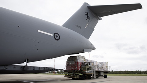 A ajuda, para já, é prestada pelos países mais próximos, como é o caso da Austrália. Foto EPA/LACW KATE CZERNY/RAAF