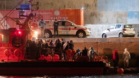 Nos últimos dias têm sido vários os barcos com migrantes a chegarem às Canárias.&nbsp; &nbsp;Foto&nbsp; EPA/Carlos de Saa