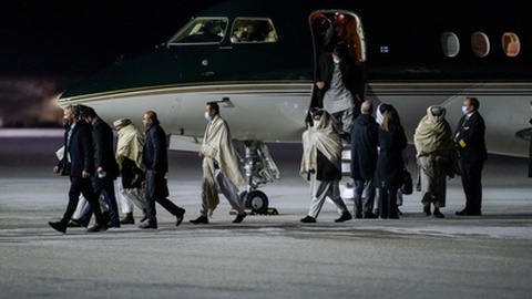 Chegada da comitiva talibã a Oslo.&nbsp; &nbsp;Foto&nbsp;EPA/TERJE BENDIKSBY