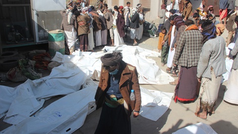 No sábado, um ataque aéreo da coligação Arábia Saudita-Emirados Árabes Unidos matou 82 pessoas e feriu 266 no Iémen em resposta a um ataque com drones que matara 3 pessoas reivindicado pelos rebeldes iemenitas. Foto EPA/STR