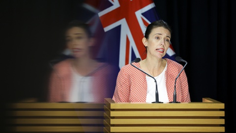 A primeira-ministra Jacinda Ardern tem implementado das medidas mais restritivas anti-covid.&nbsp; &nbsp;Foto&nbsp;EPA/HAGEN HOPKINS