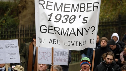 Os protestos contra as restrições e a vacinação continuam na Alemanha.&nbsp; &nbsp;Foto&nbsp;EPA/STEPHANIE LECOCQ
