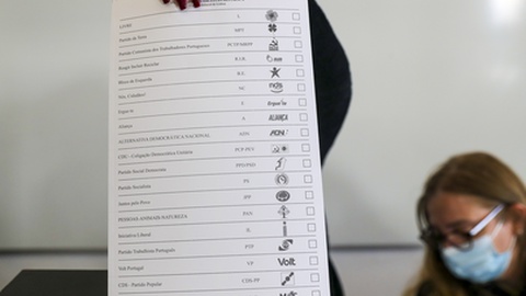 Ontem foram depositados os primeiros votos antecipados. Hoje a campanha continua na rua.&nbsp; &nbsp;Foto&nbsp;ANTÓNIO COTRIM/LUSA