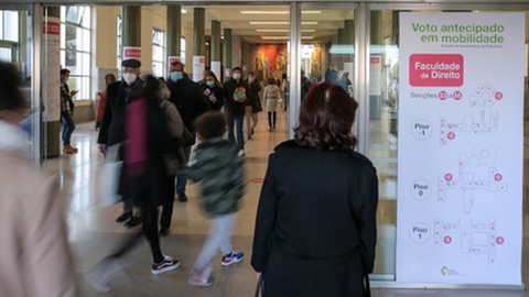 Domingo há nova ida às urnas, desta feita para quem optou por esperar pelo dia.&nbsp; Foto&nbsp;Gerardo Santos/Global Imagens
