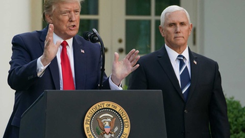 Donald Trump e Mike Pence numa conferência de imprensa em Abril de 2020