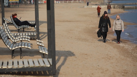 Este era o cenário numa das praias de Mariupol no dia antes da Guerra começar.&nbsp; &nbsp;Foto&nbsp;Aleksey Filippov/AFP