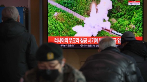 Televisão sul-coreana a reportar o suspeito lançamento de um míssil pela Coreia do norte a 27 de Fevereiro de 2022