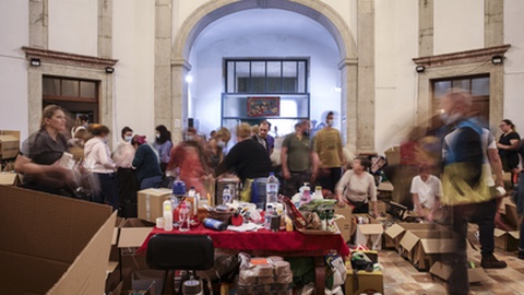 Uma das igrejas de Lisboa também tem servido de local para recolha de ajuda.&nbsp; &nbsp;Foto&nbsp;ANDRÉ KOSTERS/LUSA