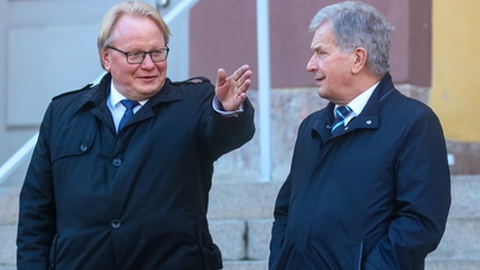 Presidente da Finlândia, Sauli Niinisto com o Ministro da Defesa da Suécia, Peter Hultqvist.&nbsp;