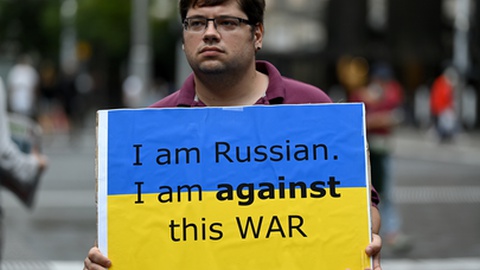 Muitos russos (aqui na Nova Zelândia) têm-se mostrado abertamente contra a guerra.&nbsp; Foto&nbsp;EPA/BIANCA DE MARCHI