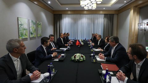 As duas partes reuniram primeiro com a delegação turca que fará a mediação. Foto EPA/TURKISH FOREIGN MINISTRY