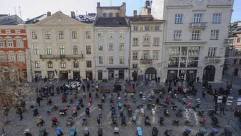 A cidade ucraniana de Lviv lembrou, ontem, as crianças mortas na guerra com carrinhos de bebé&nbsp;vazios&nbsp;na Praça Rynok.