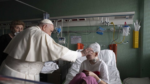 Papa numa visita a crianças ucranianas internadas em hospital gerido pelo Vaticano