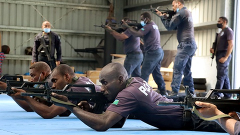 As forças chinesas têm dado ensinamentos com armas tácticas à polícia das Ilhas Salomão. Foto Handout/RSIPF/AFP