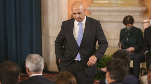 Pela frente, o governante manifesta também vontade em “aprimorar o sistema eleitoral” junto dos emigrantes.