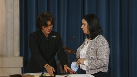 Inês Ramires (à direita) na tomada de posse a 30 de Março de 2022.&nbsp; &nbsp;Foto&nbsp;Leonardo Negrão/Global Imagens