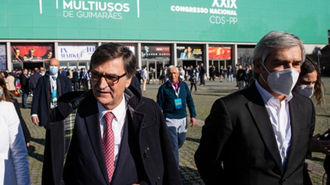O candidato à liderança do CDS-PP e eurodeputado, Nuno Melo, acompanhado pelo antigo presidente do partido, Manuel Monteiro, durante o 29.º Congresso do partido, no pavilhão Multiusos de Guimarães. FOTO JOSÉ COELHO/LUSA