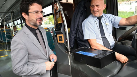 O secretário Pedro Rodrigues testou, esta manhã, o novo bilhete Giro numa viagem de autocarro desde a Nazaré até ao centro da cidade. FOTO SREI
