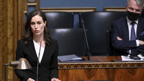 Foto primeira-ministra finlandesa Sanna Marin quando falava há algumas semanas no parlamento, que debateu a adesão à NATO. Foto Heikki Saukkomaa/Lehtikuva/AFP