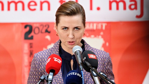 A primeira-ministra da Dinamarca, Mette&nbsp;Frederiksen, foi dos primeiros chefes de Estado a visitar Kiev após a invasão.&nbsp; &nbsp;Foto&nbsp;EPA/Philip Davali DENMARK