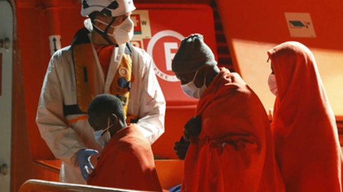 Também à espera de um porto estão os 145 migrantes a bordo do Sea Watch, alguns dos quais foram resgatados há mais de dez dias.