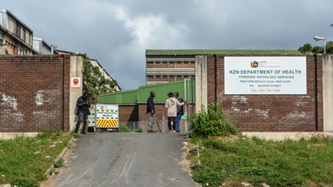 Morgue de Pinetown, onde se encontra o corpo do ex-banqueiro.