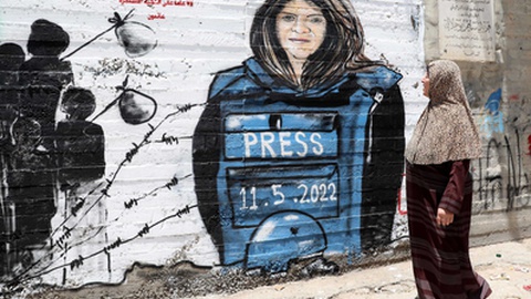 Mural para a jornalista Shireen Abu Akleh, da Al Jazeera, morta a 11 de Maio alegadamente por fogo israelita, na Cisjordânia.