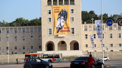 Mourinho com uma faixa de apoio na capital albanesa.&nbsp; &nbsp;Foto&nbsp;EPA/MALTON DIBRA