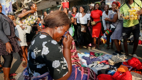 Mulheres choram a morte do antigo presidente angolano.&nbsp; Foto&nbsp;EPA/AMPE ROGERIO